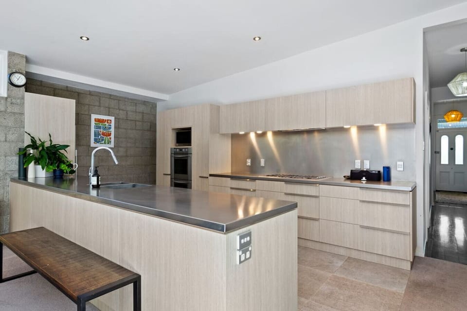 Modern, fully equipped kitchen