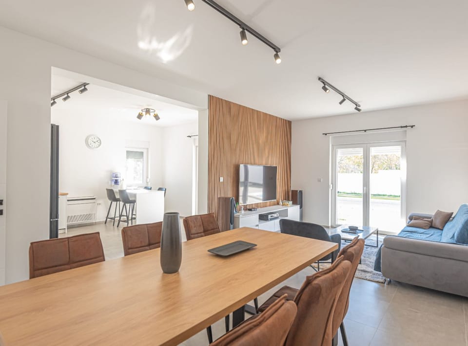 House (Three Bedroom Holiday Home) | Living room | 32-inch flat-screen TV with satellite channels