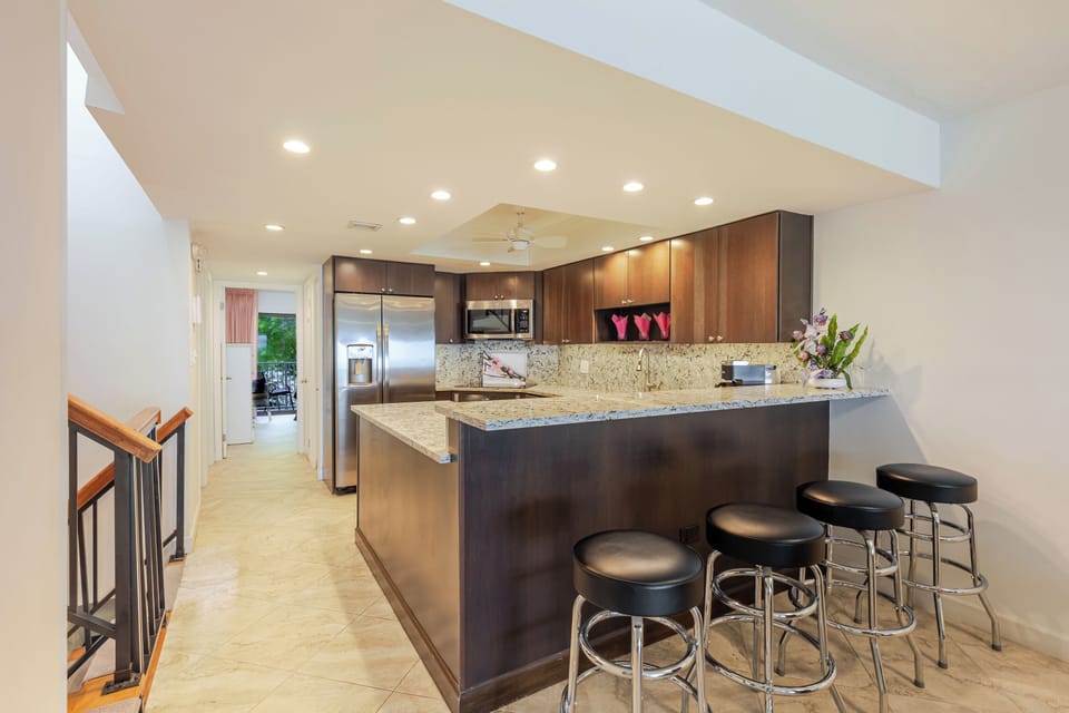 Breakfast bar & kitchen