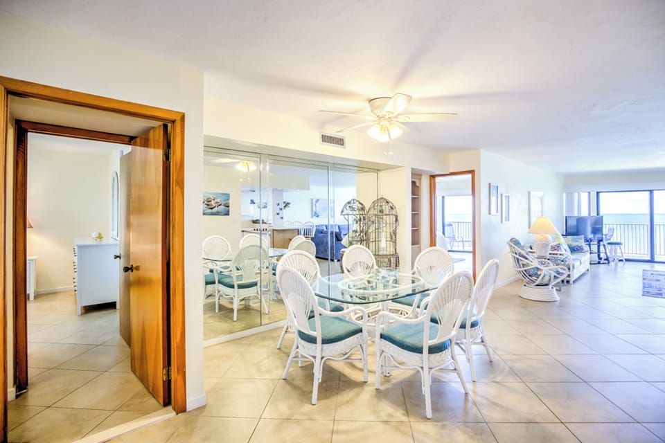 Dining area with tropical Keys decor