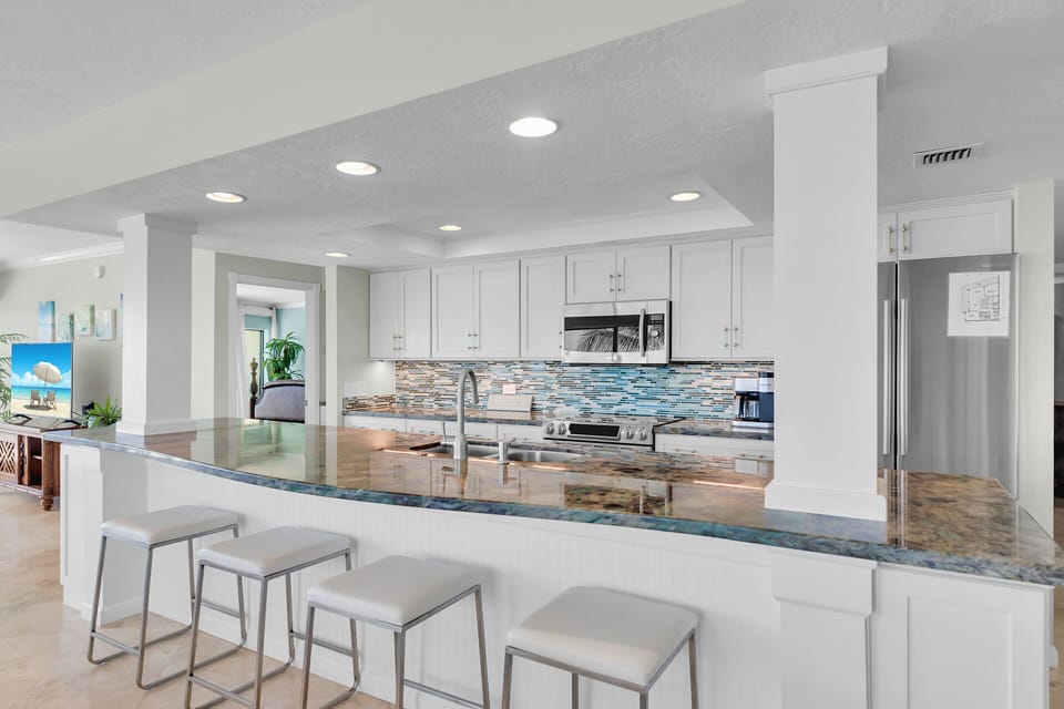 Fully stocked kitchen with upgraded appliances - Fully stocked kitchen with upgraded appliances