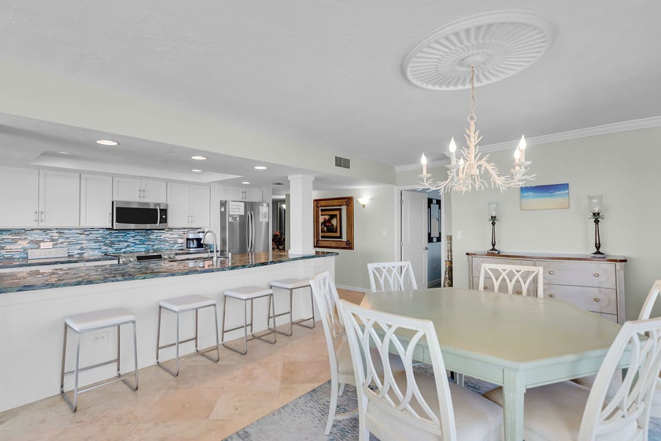 Casual bar seating at kitchen counter - Casual bar seating at kitchen counter