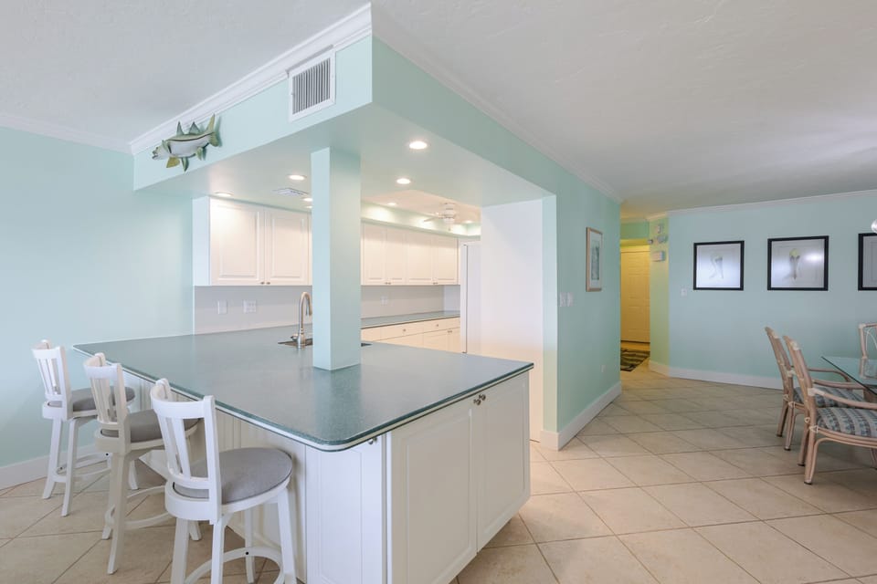 Kitchen breakfast bar