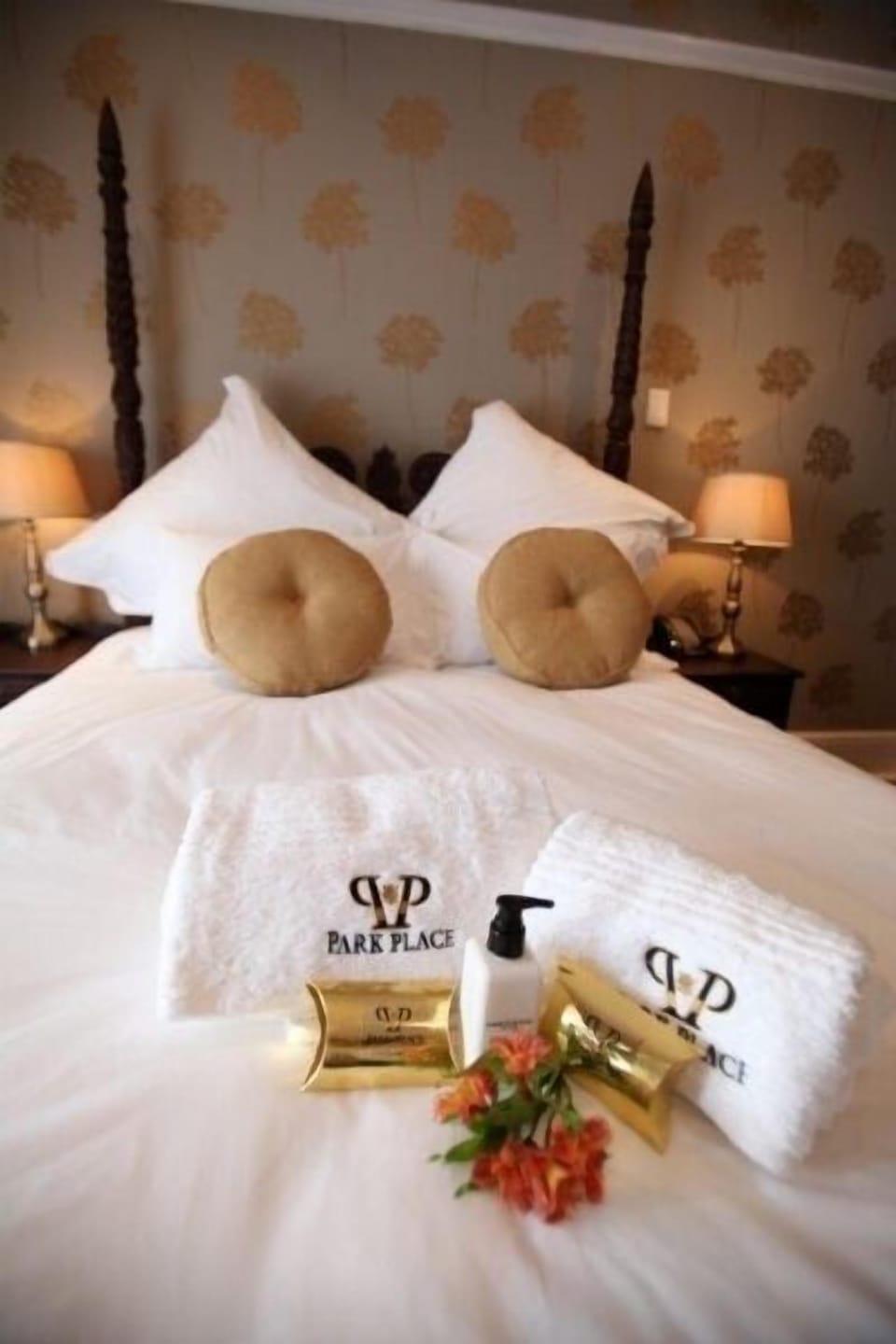 The Gold Room  | Bathroom amenities | Shower, slippers, towels