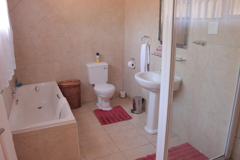 Double Room | Bathroom | Free toiletries, towels