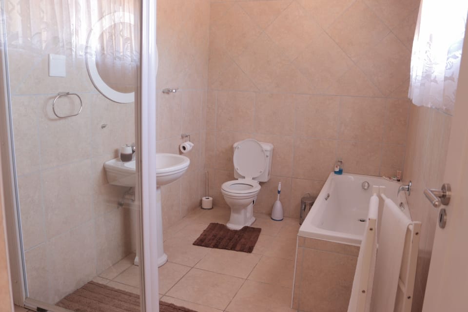 Family Room | Bathroom | Free toiletries, towels