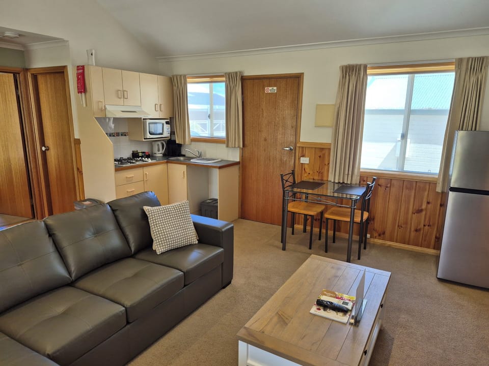1 Bedroom Self Contained Spa Cottage | Private kitchen | Fridge, microwave, stovetop, toaster