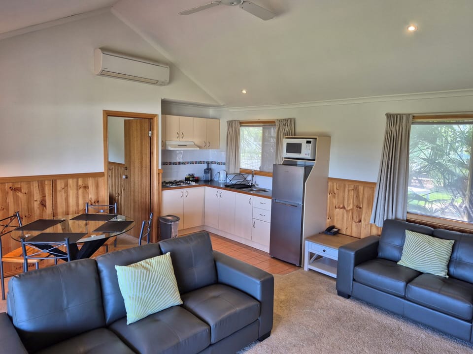 2 Bedrooms, 2 Bathrooms Self Contained Spa Cottage | Private kitchen | Fridge, microwave, stovetop, toaster