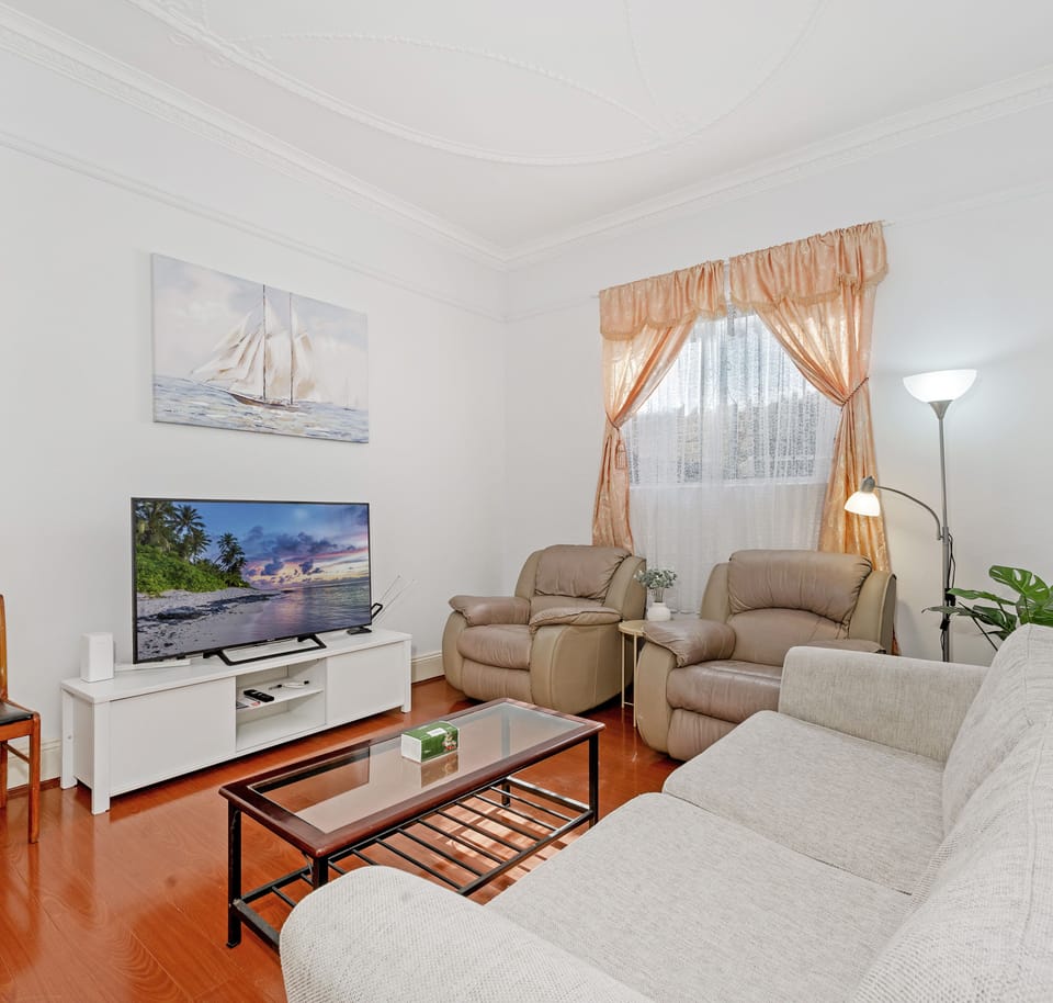 House, 4 Bedrooms (NAS030) | Living area