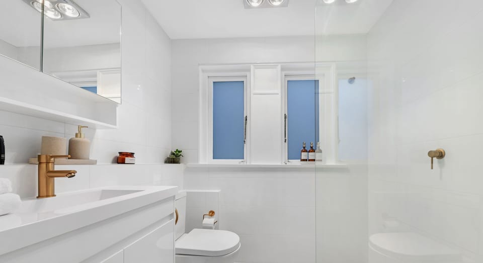 Studio (NBD242) | Bathroom | Shower, hair dryer, towels, toilet paper