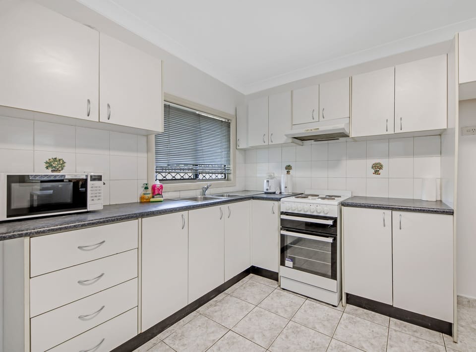 House, 1 Bedroom (NFA011B) | Private kitchen | Fridge, microwave, oven, stovetop