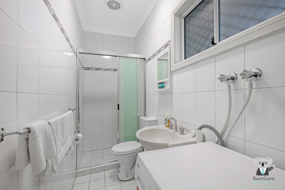 House, 1 Bedroom (NFA011B) | Bathroom | Shower, hair dryer