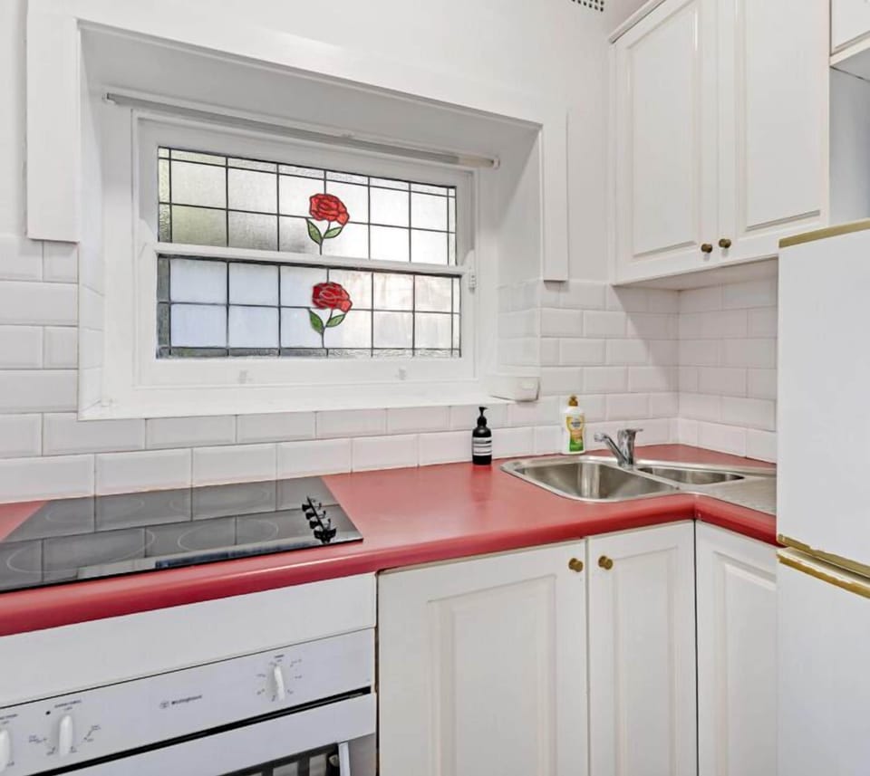Comfort Apartment, 2 Bedrooms (NKI118-9) | Private kitchen | Microwave, oven, stovetop, cookware/dishes/utensils