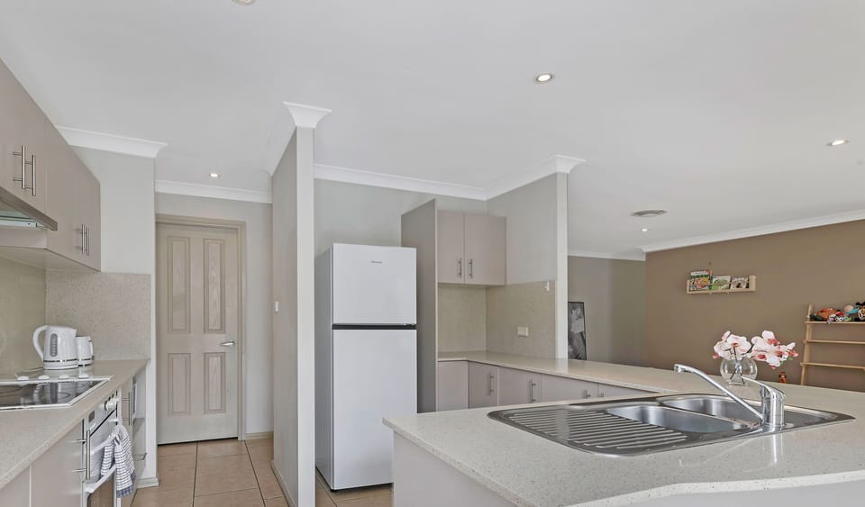 Comfort House, 4 Bedrooms (NPE051) | Private kitchen | Microwave, oven, stovetop, cookware/dishes/utensils
