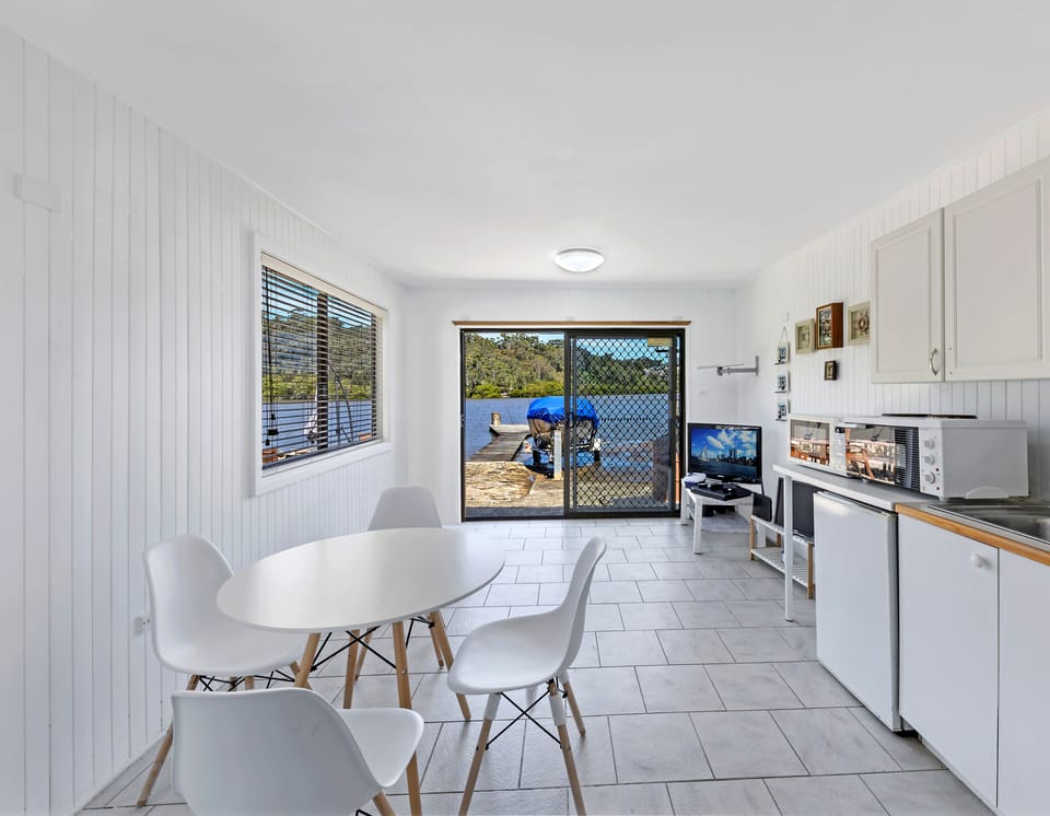 Comfort House, 4 Bedrooms (NPH003) | In-room dining
