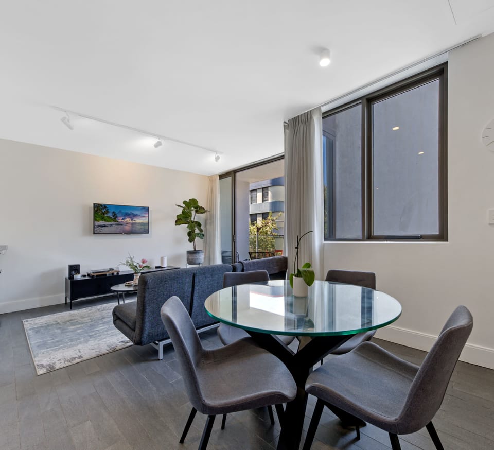 Classic Apartment, 1 Bedroom (NSH533) | In-room dining