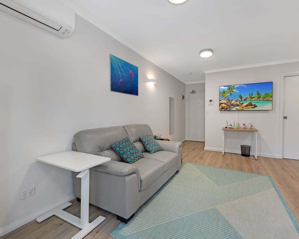 Apartment, 1 Bedroom (NSH551-42) | Living area