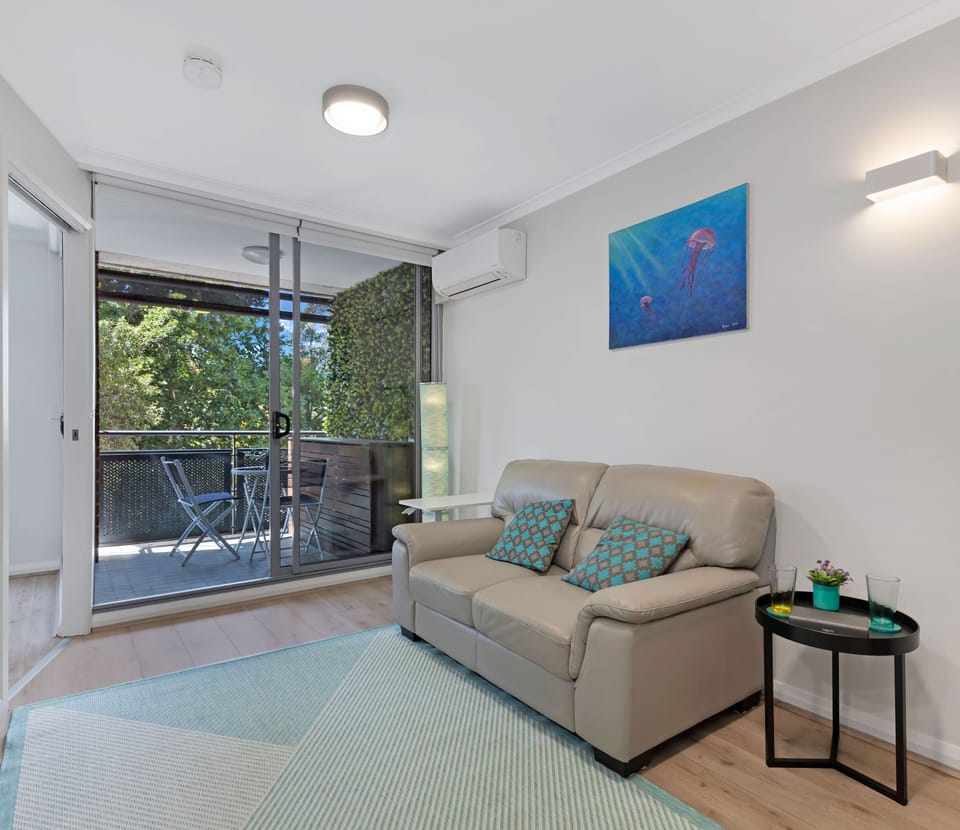 Apartment, 1 Bedroom (NSH551-42) | Living area