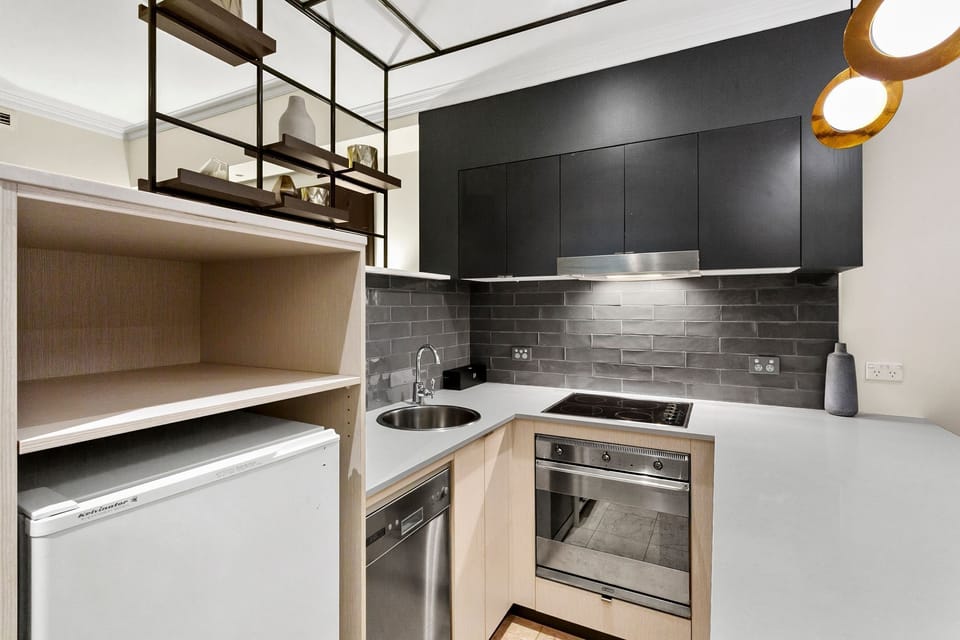 Studio (NSY002-403) | Private kitchen | Microwave, oven, stovetop, cookware/dishes/utensils