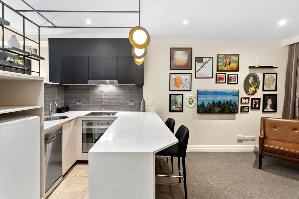 Studio (NSY002-403) | In-room dining