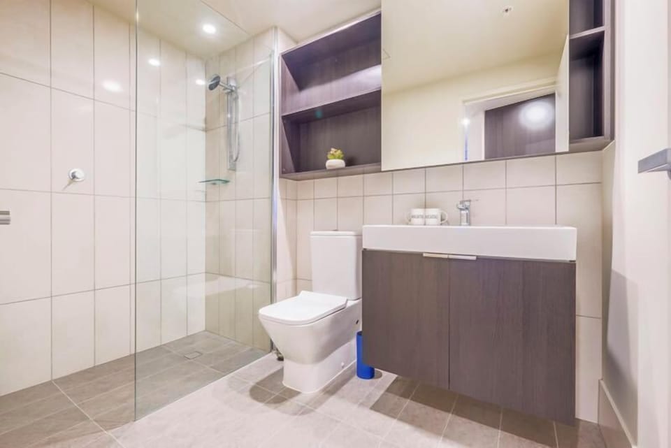 Apartment, 1 Bedroom (QBN550-607) | Bathroom | Shower, hair dryer, towels, toilet paper