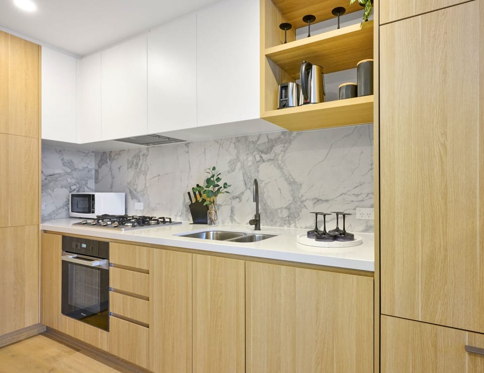 Apartment, 1 Bedroom (VMP010-706) | Private kitchen | Fridge, microwave, oven, stovetop