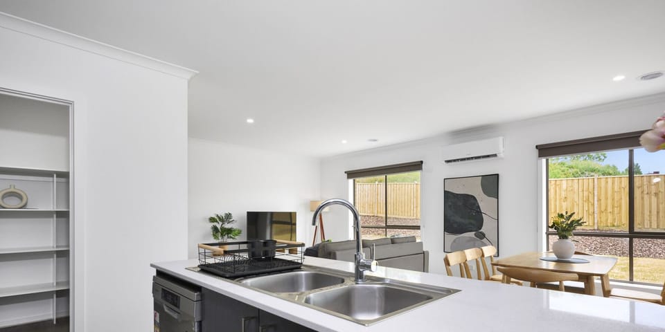 House, 4 Bedrooms (VPA039) | Private kitchen | Fridge, microwave, oven, stovetop