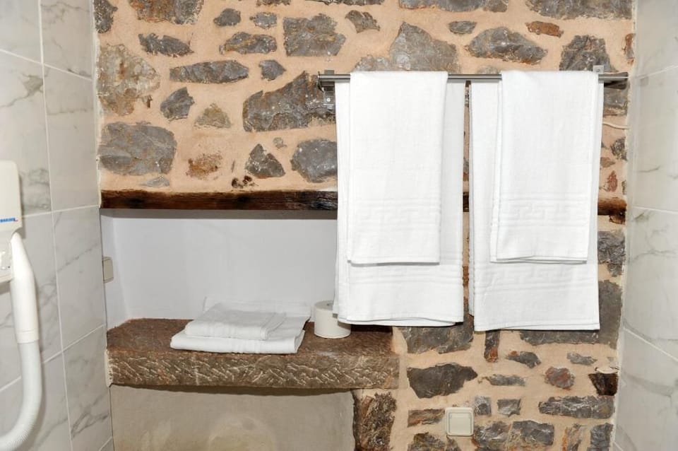 Bathroom amenities | Shower, free toiletries, hair dryer, towels