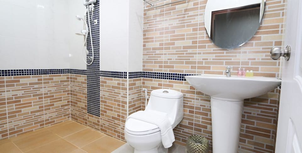 Shower, free toiletries