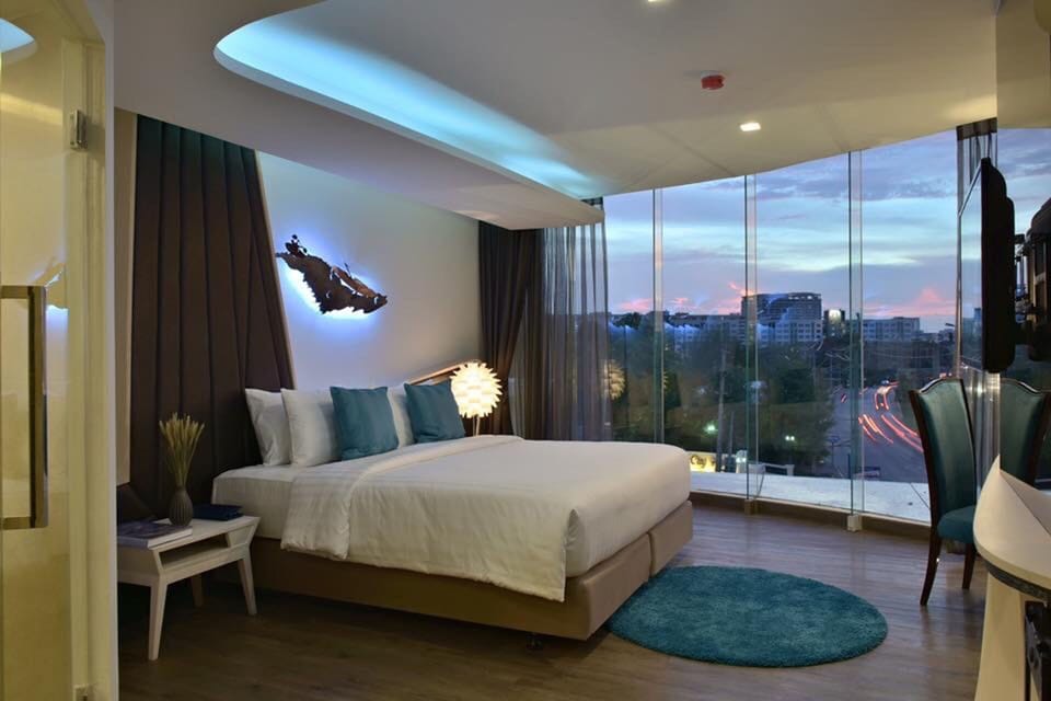 Deluxe Room, 1 Double Bed | Minibar, in-room safe, desk, blackout drapes