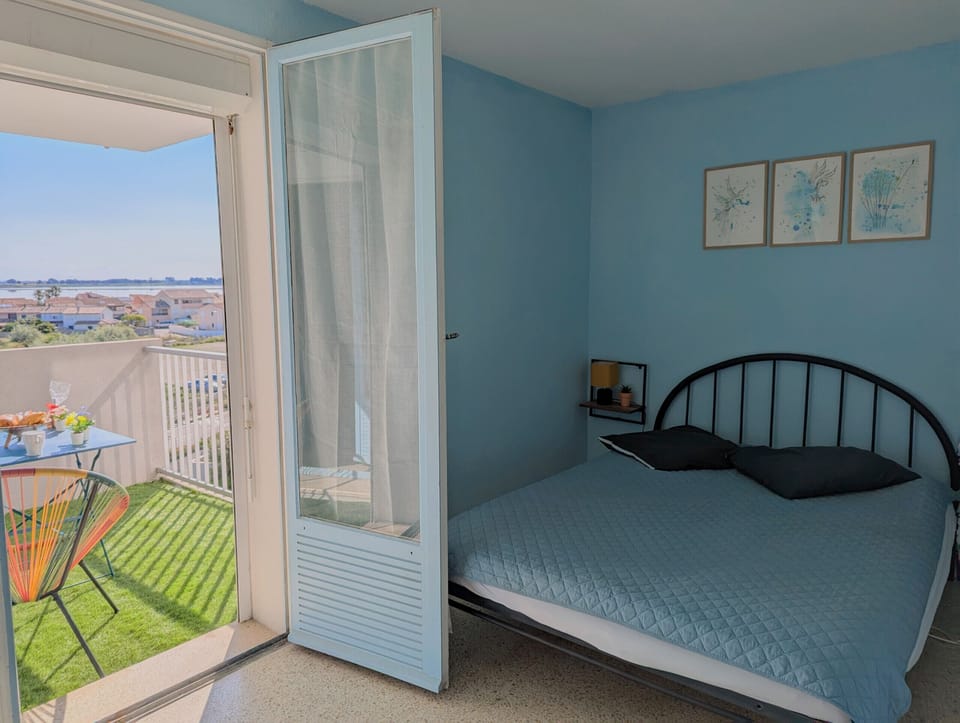 Sleeping area with spacious and bright room, opening onto the balcony overlooking the salins