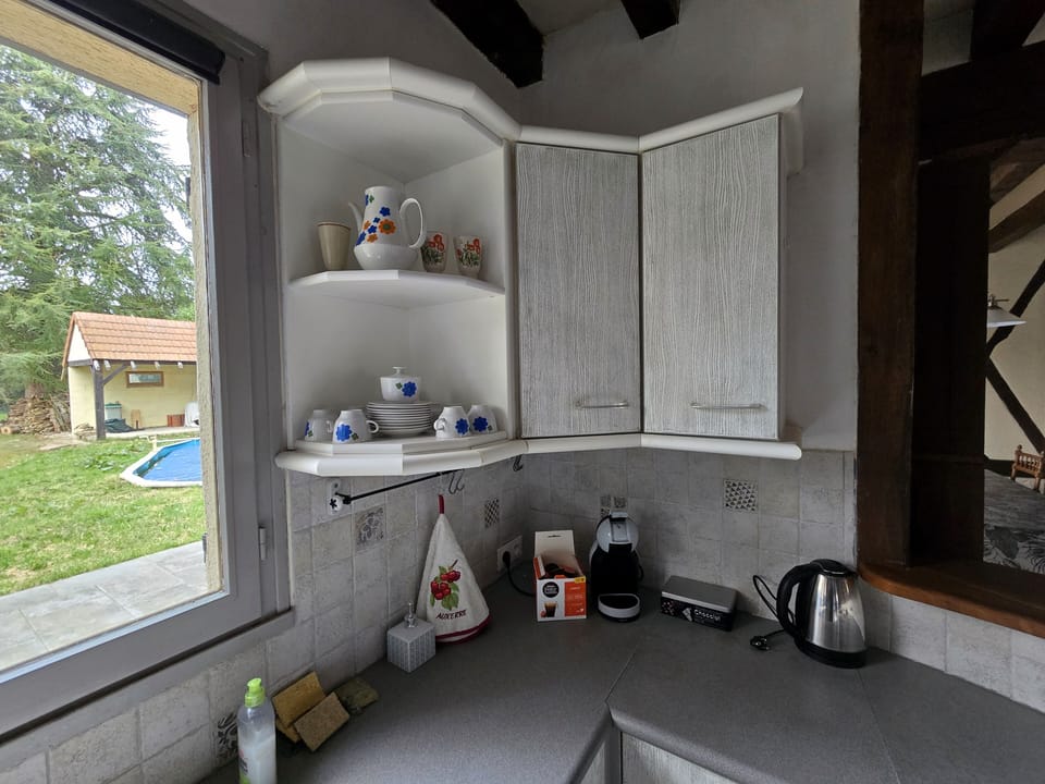 Full-size fridge, microwave, oven, stovetop