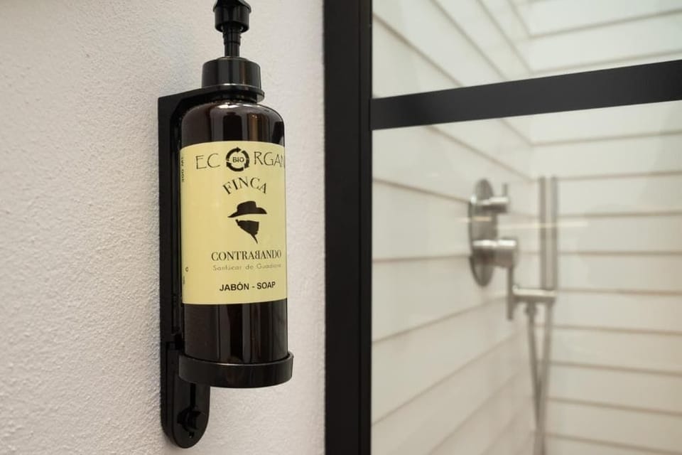 Comfort Cottage, River View | Bathroom | Hair dryer, towels, soap, shampoo