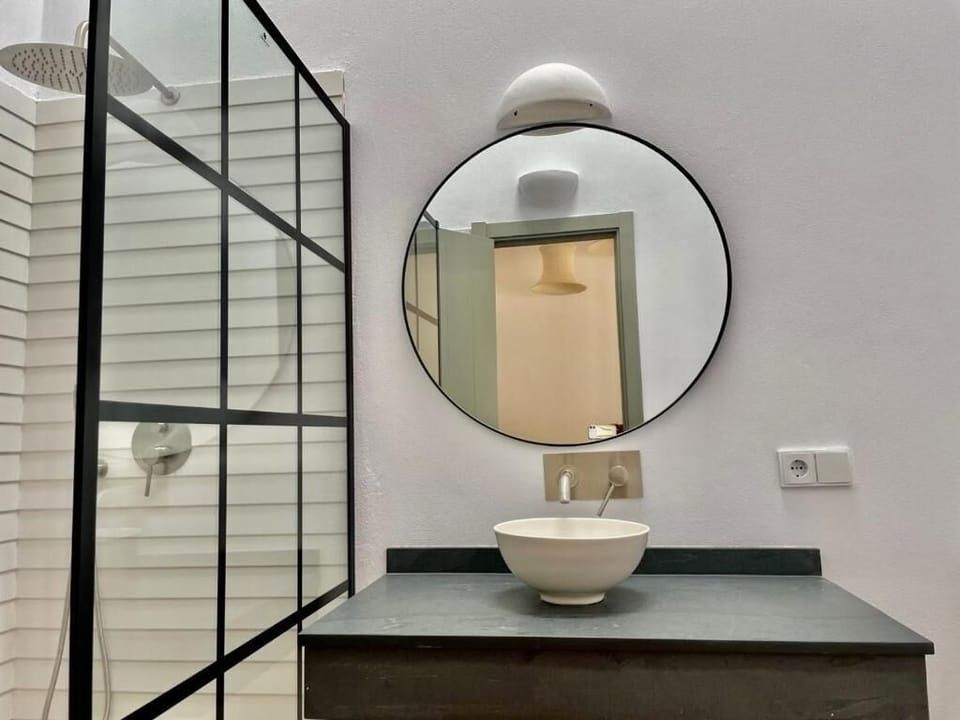 Comfort Cottage, River View | Bathroom | Hair dryer, towels, soap, shampoo