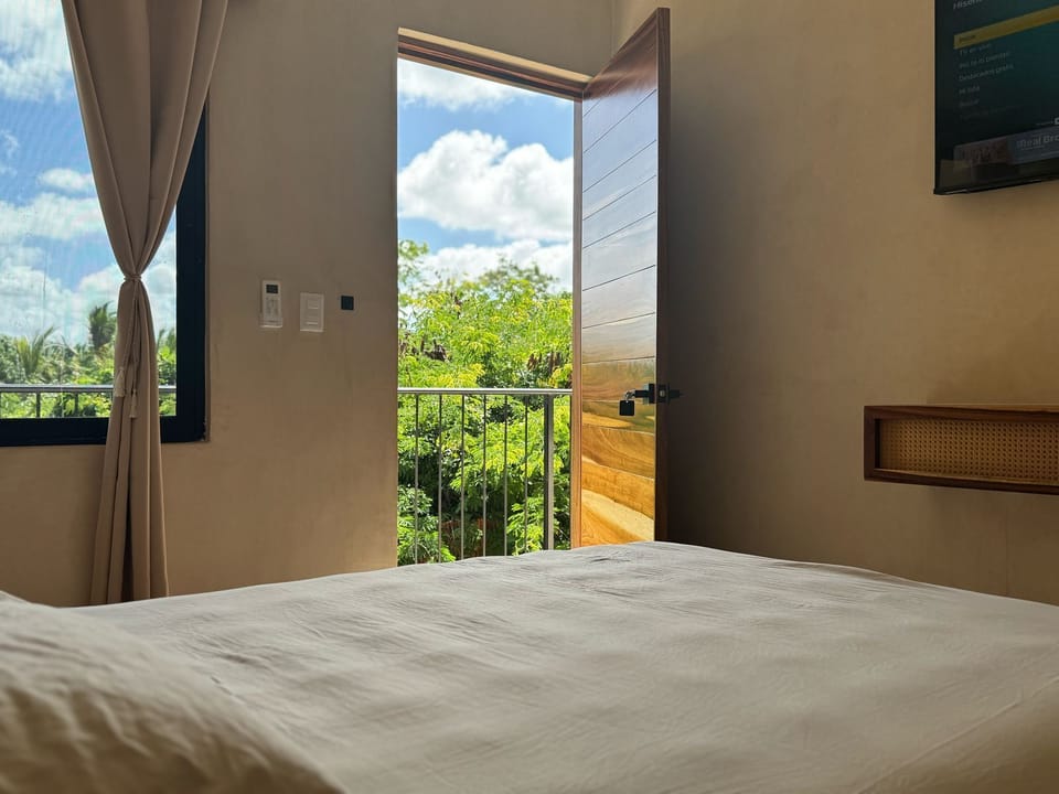 Hypo-allergenic bedding, blackout drapes, free WiFi, bed sheets