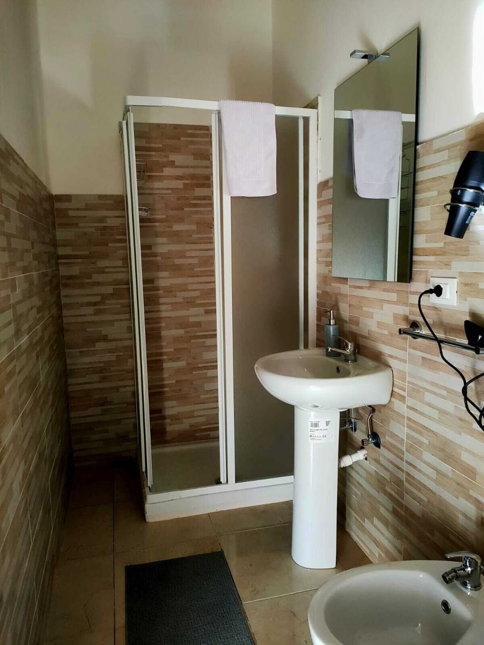 Classic Triple Room, 1 Bedroom | Bathroom | Free toiletries, hair dryer, bidet, soap