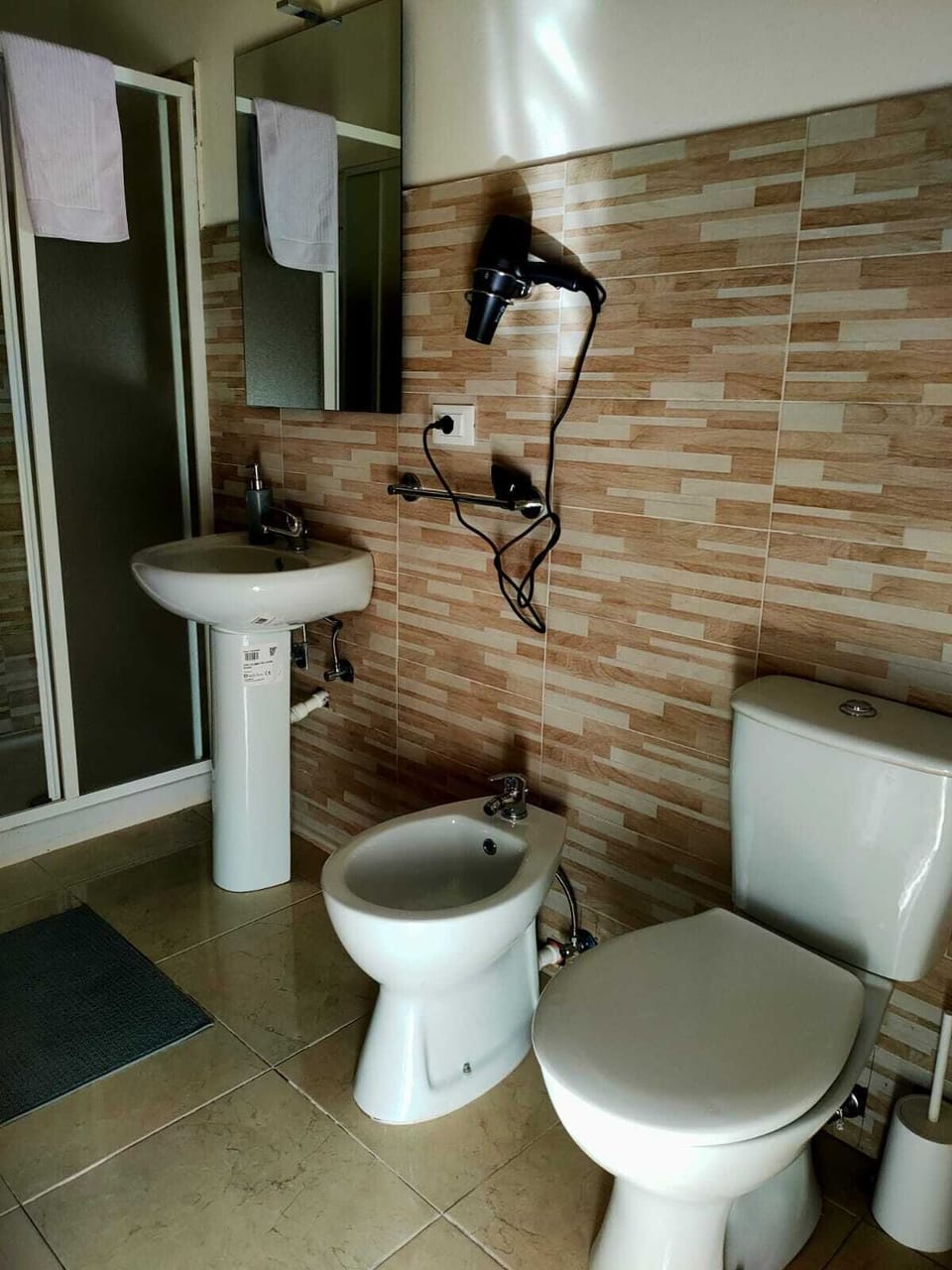 Classic Triple Room, 1 Bedroom | Bathroom | Free toiletries, hair dryer, bidet, soap
