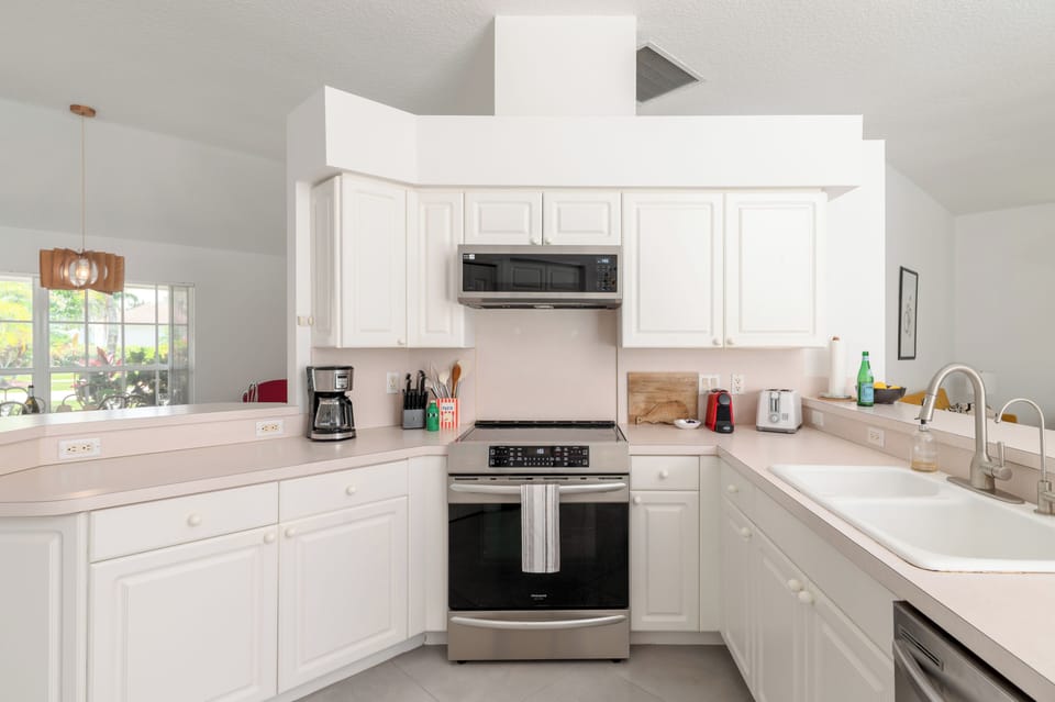 Induction cook top range- kitchen if fully equipped with mixer, coffee maker,etc