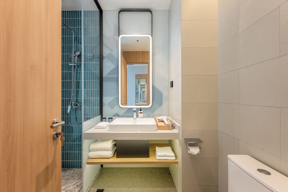 Shower, hydromassage showerhead, free toiletries, hair dryer