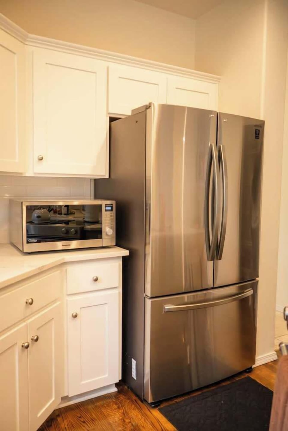 Whip up anything from quick bites to gourmet feasts in this modern kitchen with an expansive island, cozy nook, and all the cookware you need!