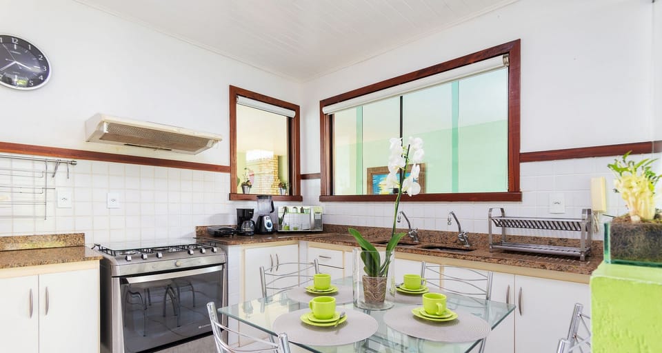 Deluxe House, 4 Bedrooms, Air conditioning | Private kitchen | Fridge, microwave, oven, stovetop