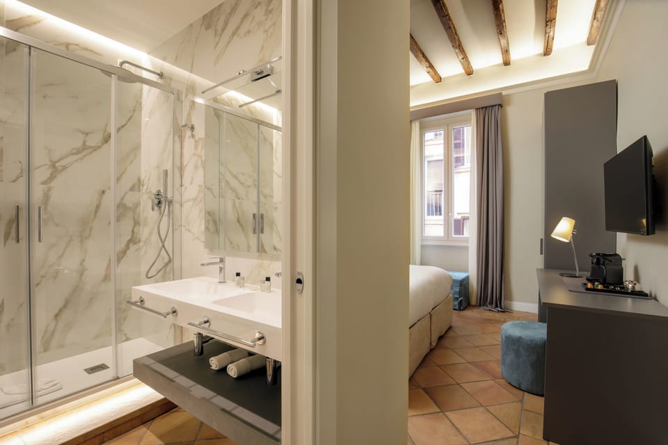 Superior Double or Twin Room | Bathroom | Shower, rainfall showerhead, free toiletries, hair dryer