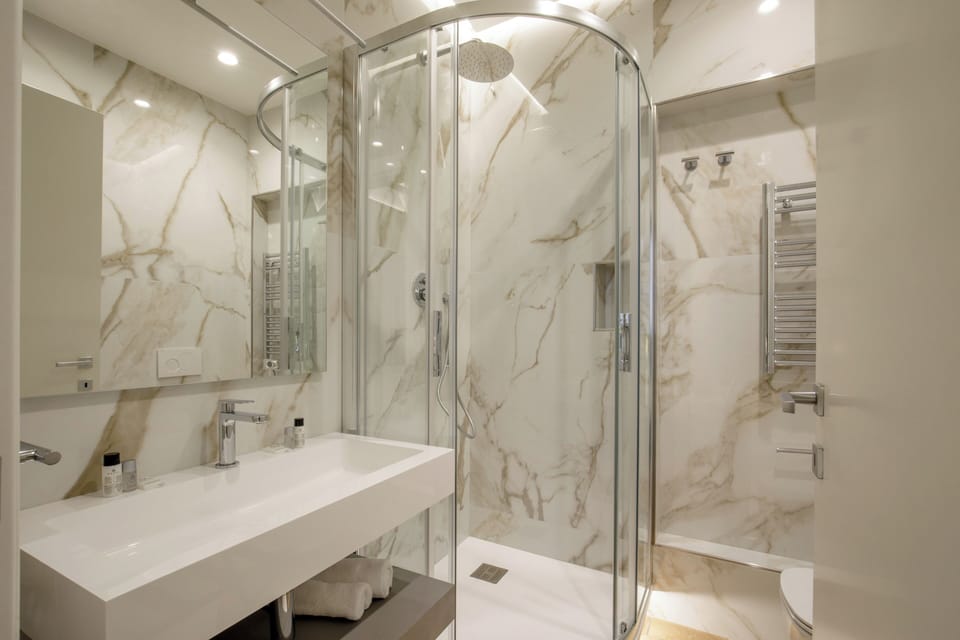 Superior Room | Bathroom | Shower, rainfall showerhead, free toiletries, hair dryer