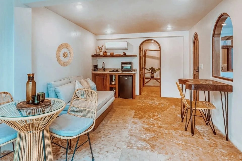 Superior Suite, Garden View | Living area