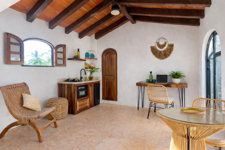 Premium Studio Suite, Balcony, Garden View | Living area