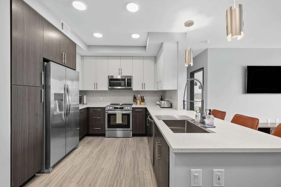 - Sleek kitchen with full appliances and bright counters  
- Open design ideal for meal prep and hosting  
- Modern rental with a functional and inviting layout  