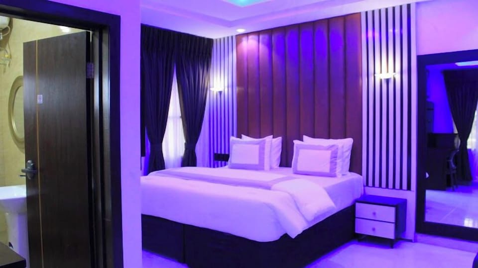 Suite, City View | Desk, free WiFi