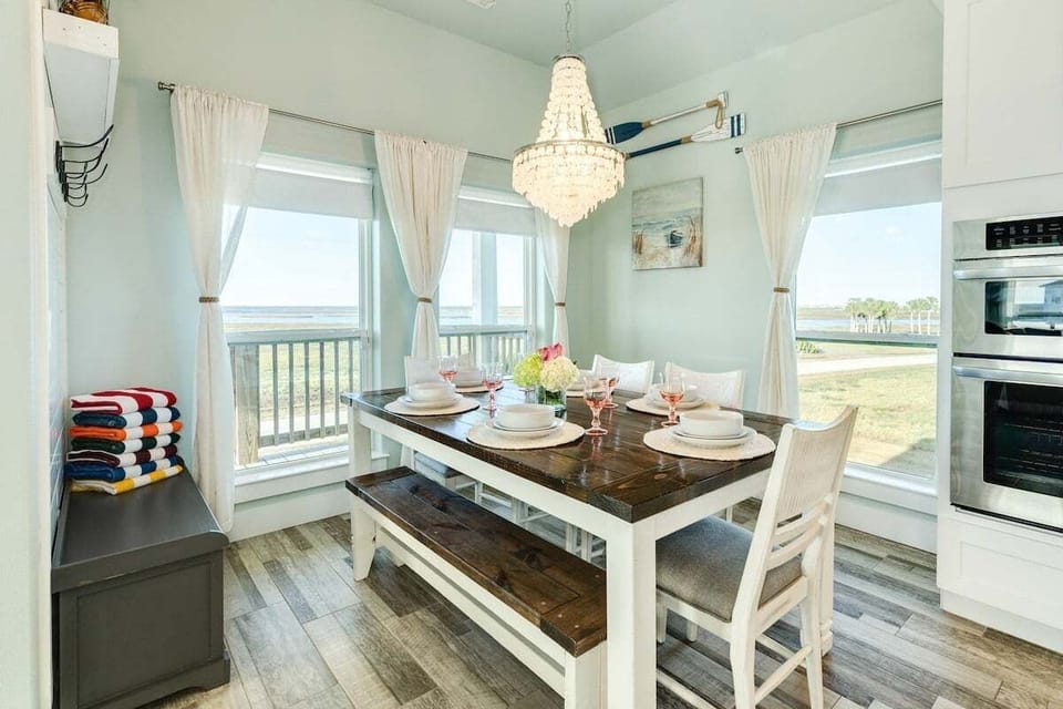 House, Multiple Beds, Pool Access, Pool View | Dining