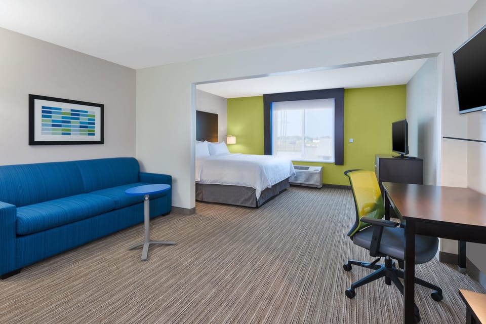 Standard Room, 1 King Bed with Sofa bed, Accessible (Comm, Accessible Tub) | Premium bedding, down comforters, desk, blackout drapes