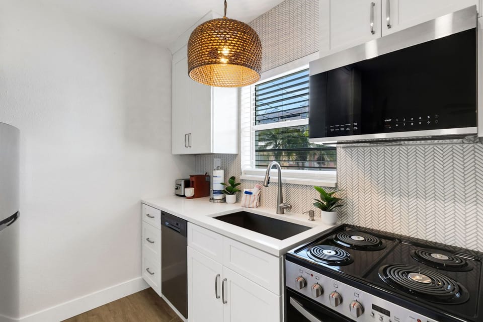 Fully equipped kitchen with modern appliances and complete utensils.